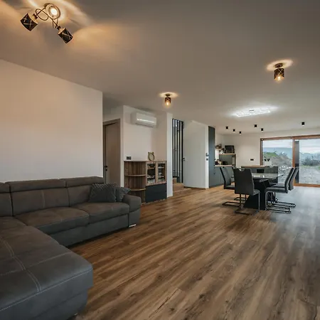 Brje With Seasonal Pool בית נופש Dobravlje