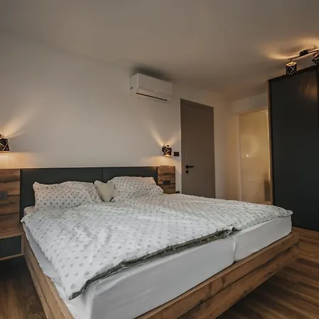 Brje With Seasonal Pool בית נופש Dobravlje