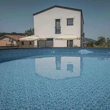 Brje With Seasonal Pool * Dobravlje