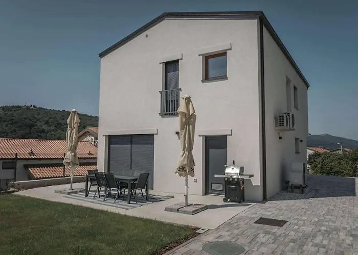 Brje With Seasonal Pool * Dobravlje