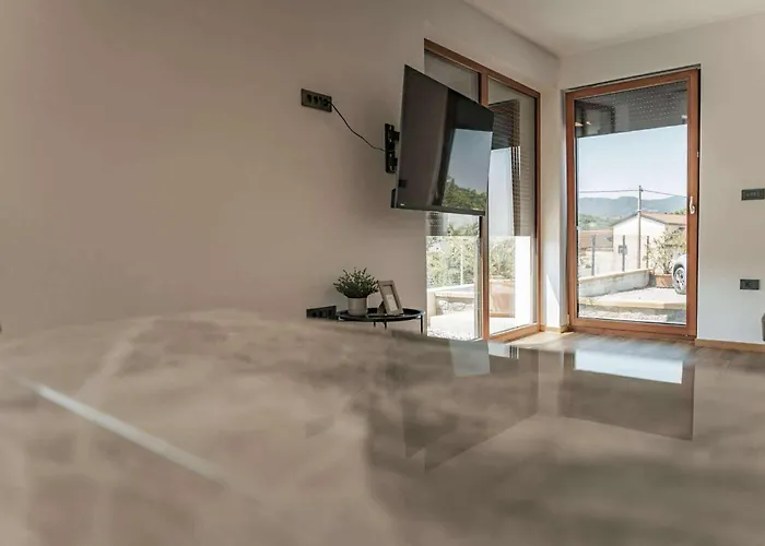 Brje With Seasonal Pool Casa vacanze Dobravlje